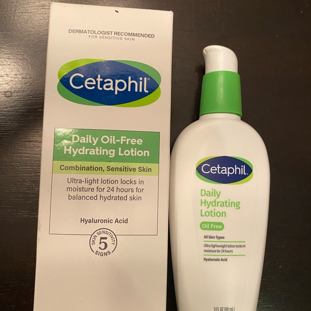 2 bottles of Daily Oil-Free Hydrating Lotion - White and Green